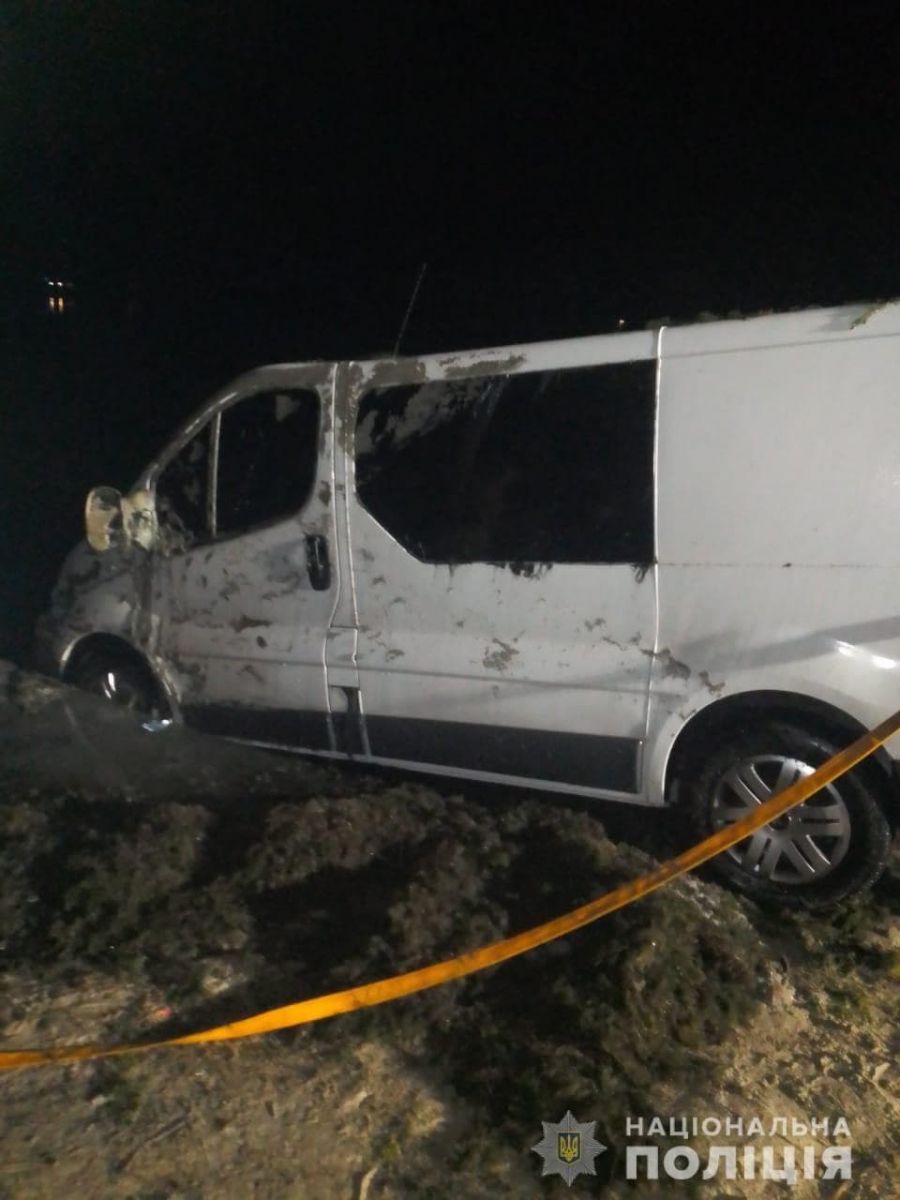 Мужчина и девушка утонули в микроавтобусе Renault Trafic на Безлюдовке